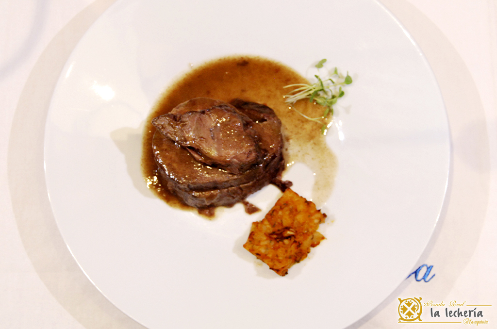 la-lecheria-plato-Carrilleras de ternera del Teleno con salsa de frutos rojos y falso risotto de boletus
